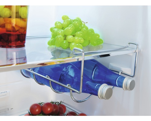 Koelkast met drankjes, fruit en groenten op de planken en in de flessenhouder