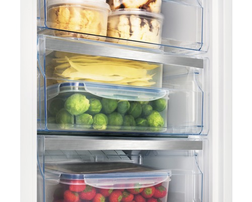 Diepvries met bakken gevuld met voedsel