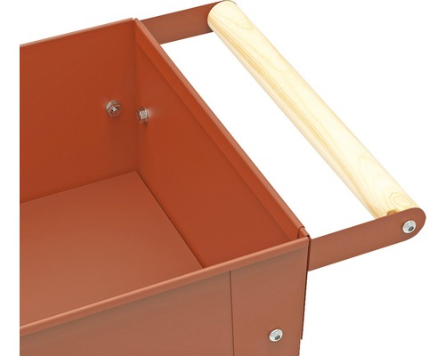 Detailopname van een metalen gereedschapskist met houten handvat