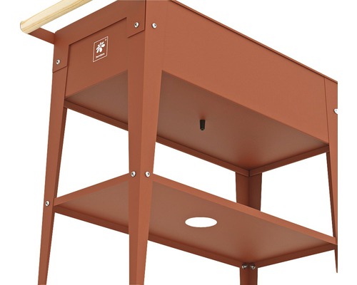 Detailaanzicht van een verhoogde tuinbak met opbergruimte.