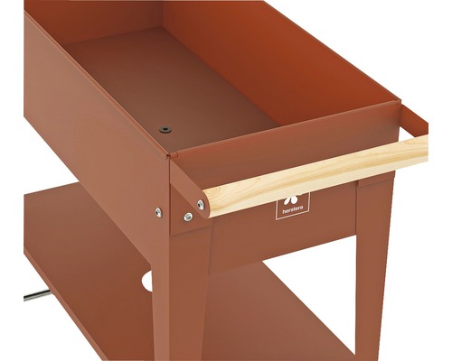 Metalen plantenbak op poten met houten handvat en opbergrek