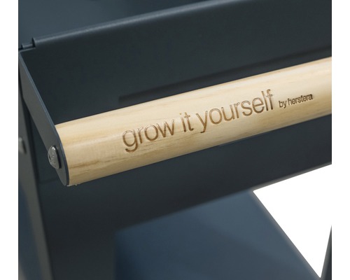 Detailweergave van een transportwagen met houten handgreep en de tekst grow it yourself.