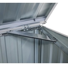 Detailopname van de binnenkant van een metalen tuinkist met open deksel en metalen steunen