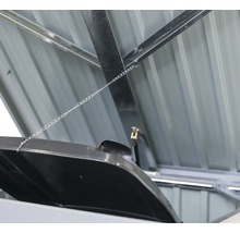 Detailweergave van een tuinhuis met open deksel en gasdrukveer