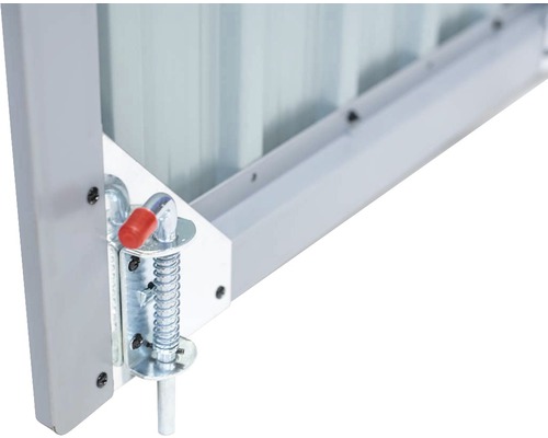 Detail van een poort met een veerbelaste grendel