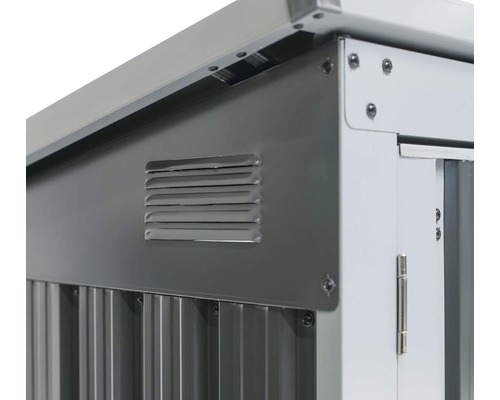 Detailopname van een metalen tuinhuis met ventilatie