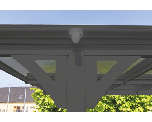 Detailopname van een terrasoverkapping met verlichting en stalen balken