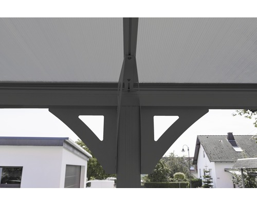 Detailaanzicht van een terrasoverkapping met grijze steunen en een transparante dakbedekking