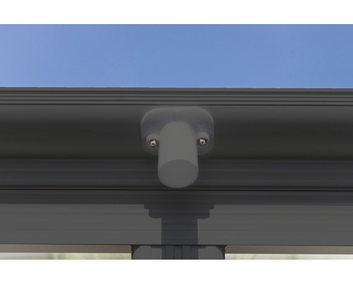 Detail van een terrasoverkapping met bevestigingselement