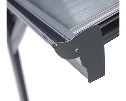 Detailopname van een terrasoverkapping met aluminium frame en polycarbonaatplaten