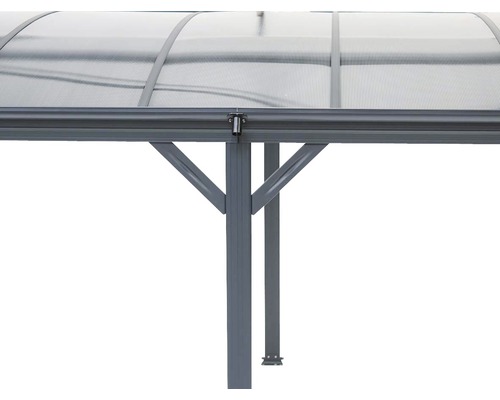 Detailopname van een carport met doorzichtig dak en steunpilaren