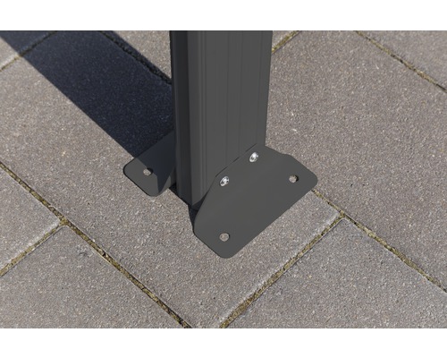 Detailopname van een paviljoenvoet met montageplaat op straatstenen.