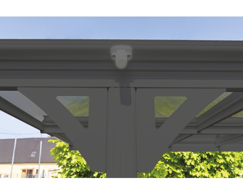 Detailopname van een terrasoverkapping met verlichting en steunbalken