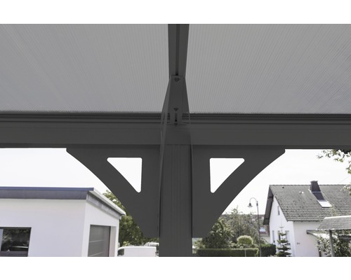 Detailopname van een terrasoverkapping met steunpilaren en dakplaten