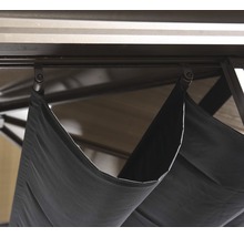 Detail van een tuinpaviljoen met gordijnophanging