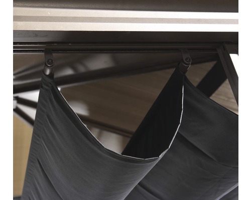 Detail van een tuinpaviljoen met gordijnophanging