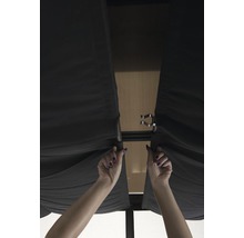 Detail van een paviljoen met gordijnen en bevestigingsclips