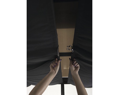 Detail van een paviljoen met gordijnen en bevestigingsclips