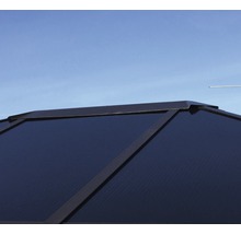 Detailopname van de dakconstructie van een tuinhuis