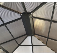 Detailopname van paviljoendak met metalen frame en golfplaten