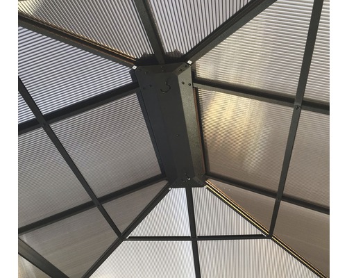 Detailopname van paviljoendak met metalen frame en golfplaten