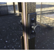 Detailweergave van een zwarte draaisluiting op een insectenhor