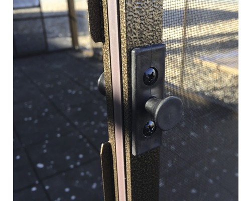 Detailweergave van een zwarte draaisluiting op een insectenhor