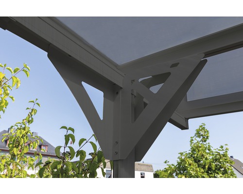 Detail van een carportconstructie met hoekschoren