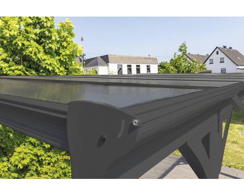 Detailweergave van een terrasoverkapping met polycarbonaatplaten