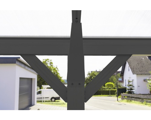 Detailaanzicht van een carport met dragende zuilen en polycarbonaatplaten