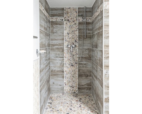 Douchecabine betegeld met houtlook tegels en kiezelstenen