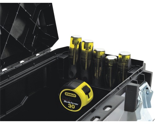 Geopende gereedschapskist met schroevendraaiers en een rolmaat van het merk Stanley