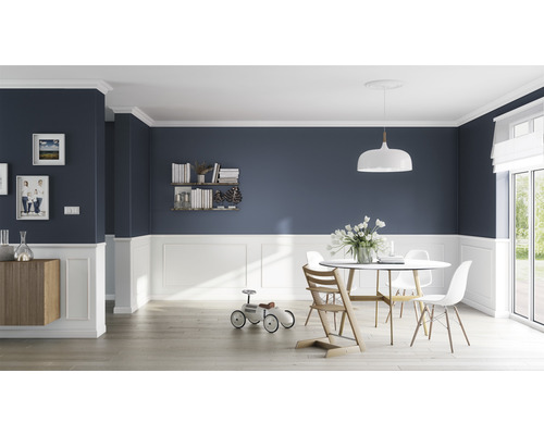 Lichte eetkamer met eettafel, stoelen, wandplanken en decoratieve elementen