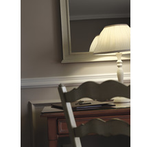 Scene met een tafel, een spiegel en een lamp.
