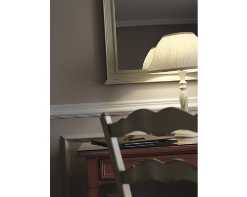 Scene met een tafel, een spiegel en een lamp.