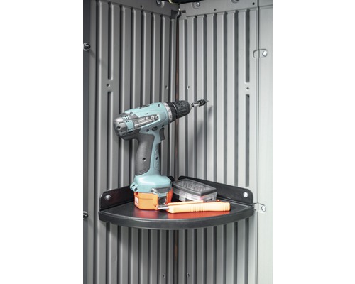 Accuboormachine, mes en bitset op een plank in een gereedschapskast