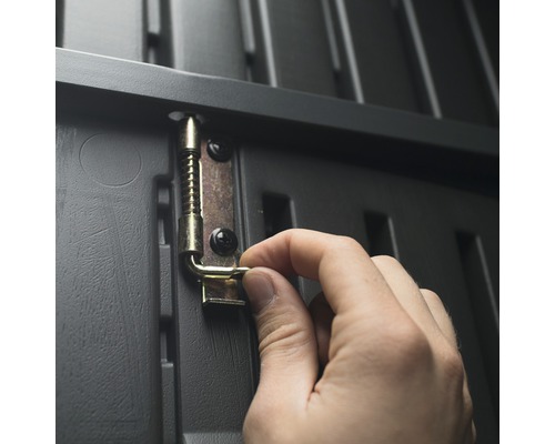 Gedetailleerde opname van een handgrendel op een tuinhuis