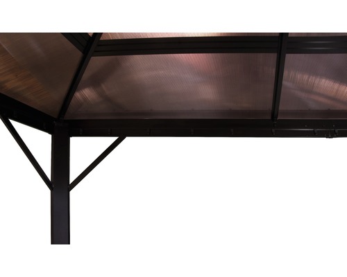 Detailopname van een tuinpaviljoen met polycarbonaat dak en steunpilaren