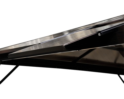 Gedetailleerde opname van een paviljoen met open dakraam voor ventilatie