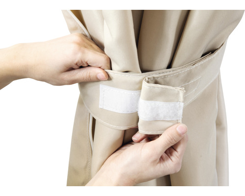Close-up van een beige luifelstof die met klittenband wordt bevestigd.