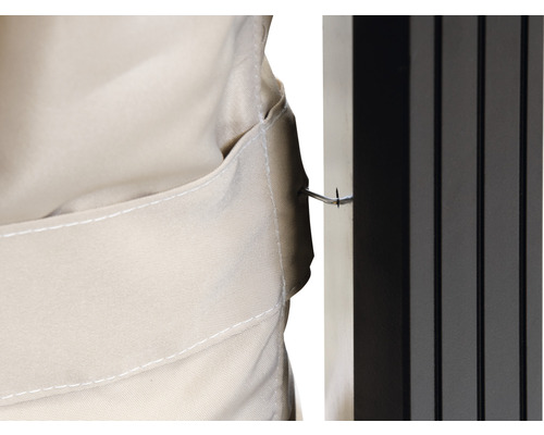 Detailopname van een stof met haak voor bevestiging