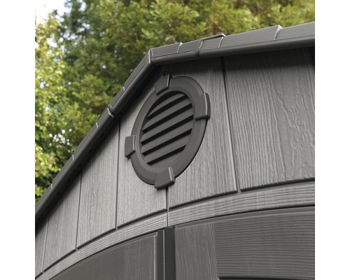 Detail van een tuinhuis met ventilatierooster