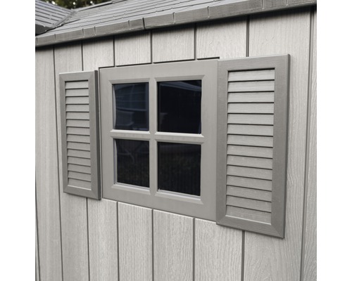 Detailaanzicht van een tuinhuisraam met luiken