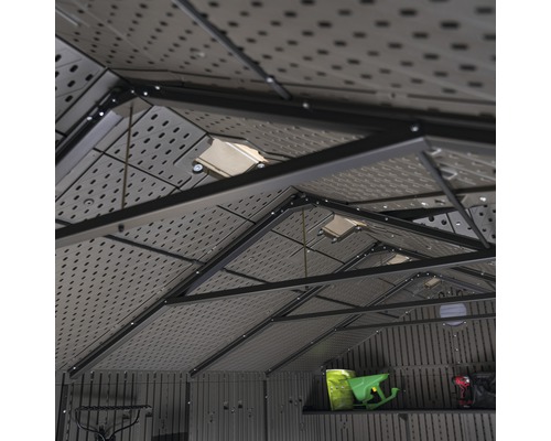 Interieur van een tuinhuis met dakconstructie en lichtopeningen