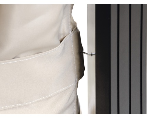 Detailopname van een bevestigde stoffen bekleding met haak