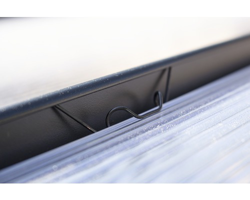 Detailopname van een montageclip op een kanaalplaat