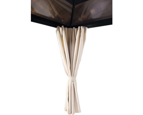 Detailweergave van een tuinpaviljoen met gordijn