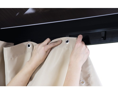 Installatie van tuinpaviljoen zijpanelen met oogjesophanging