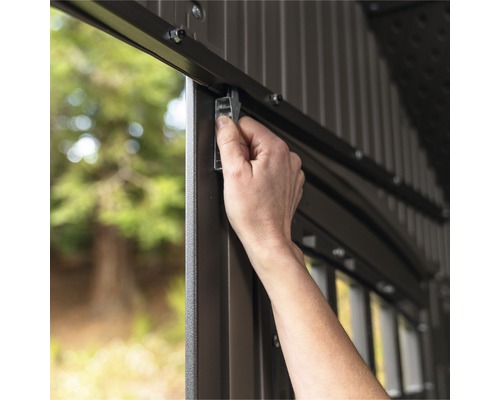Detailopname van de sluiting van een tuinhuis
