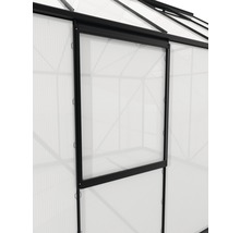 Close-up van een kas met raam voor ventilatie.